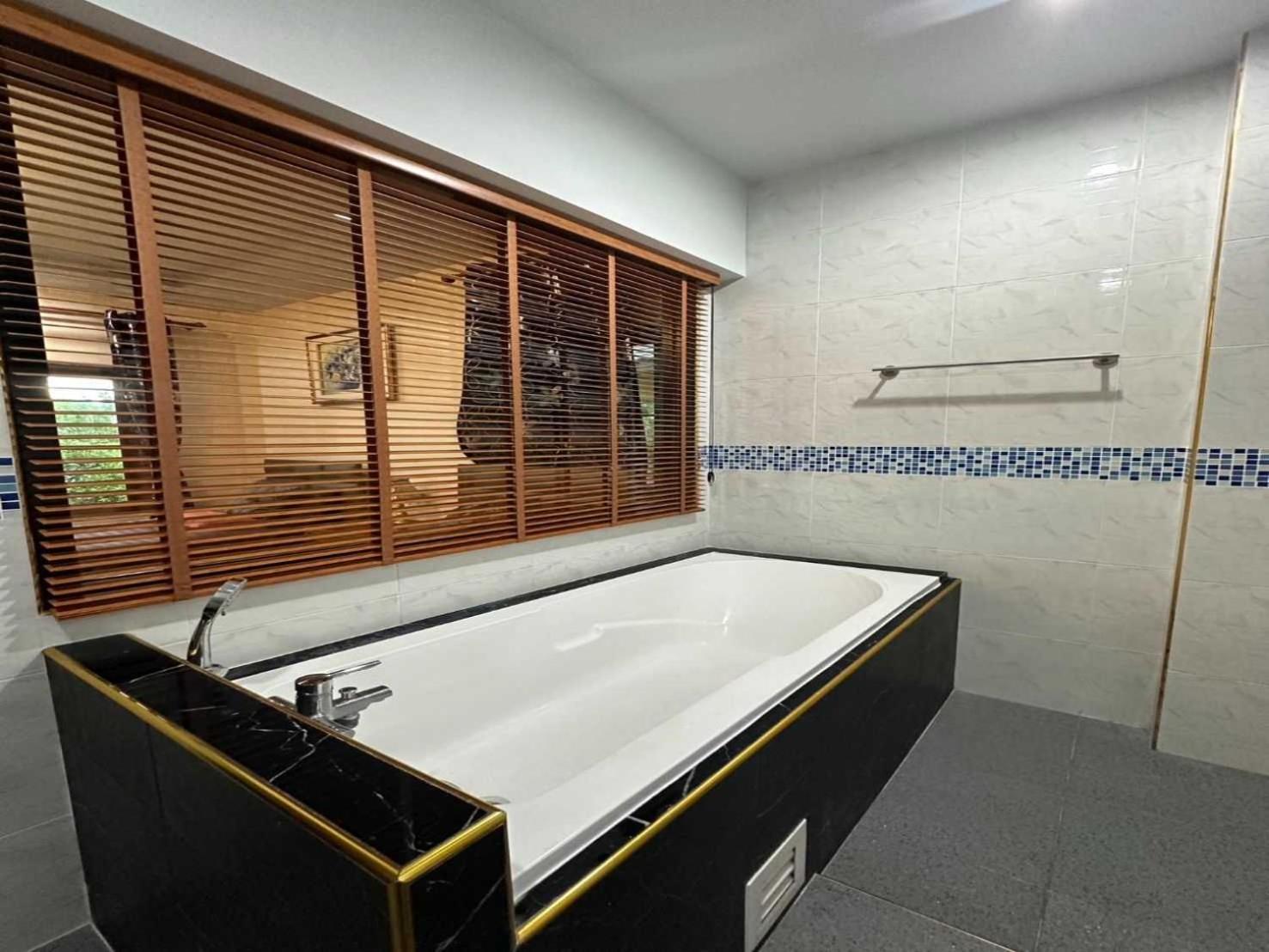 Capital O 75518 Baan Rose Resort Ao Luk Εξωτερικό φωτογραφία